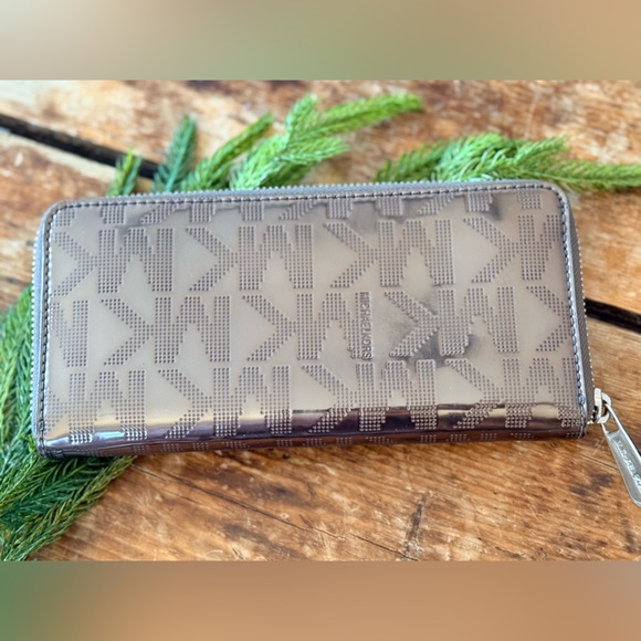 Michael Kors Silver Logo Wallet - Picture 7 of 12